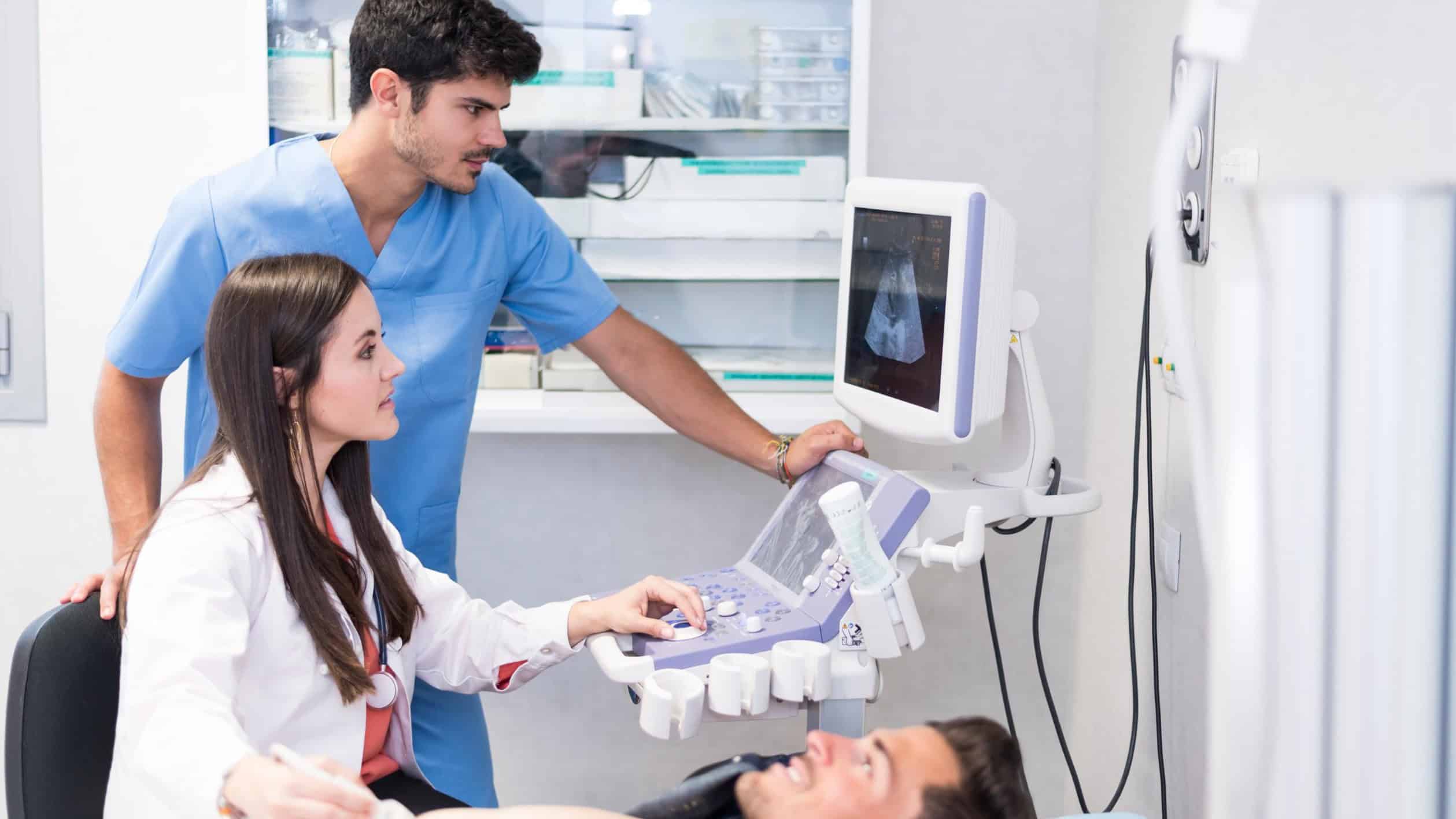 Physician Assistant bei einer medizinischen Untersuchung